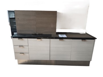 Composizione TA - mobile + pensile acciaio - rivestimento larice - top in quarzo