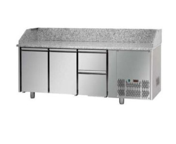 Tavolo refrigerato pizza GN 1/1 con 2 porte, 1 kit cassetti 1/2 lato destro e piano in granito