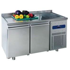 Tavolo refrigerato da 700 mm a 2 porte con vasca 35x40x20h cm a destra e alzatina, -2°/+8°C
